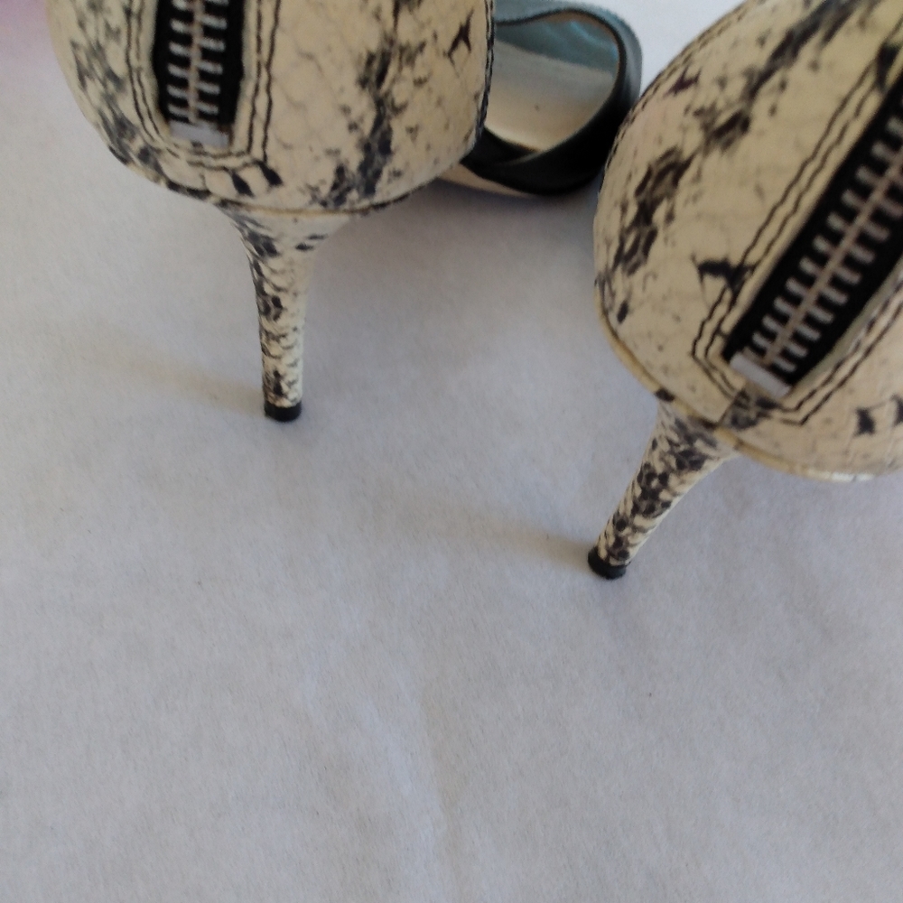 Michael Kors Snake Skin Mary Jane Heels Size 7 - Picture 4 of 4